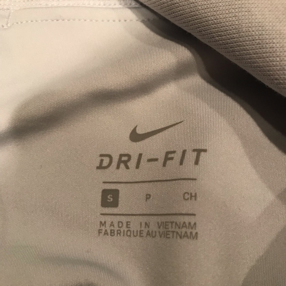 Woman’s Nike Set - Picture 2 of 4